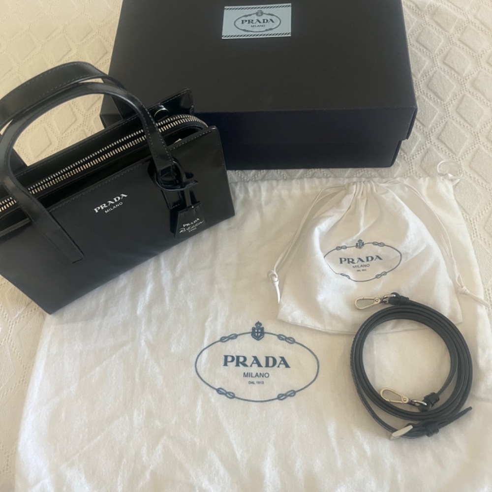 Prada 1995 Re-Edition leather Handbag - Picture 3 of 4